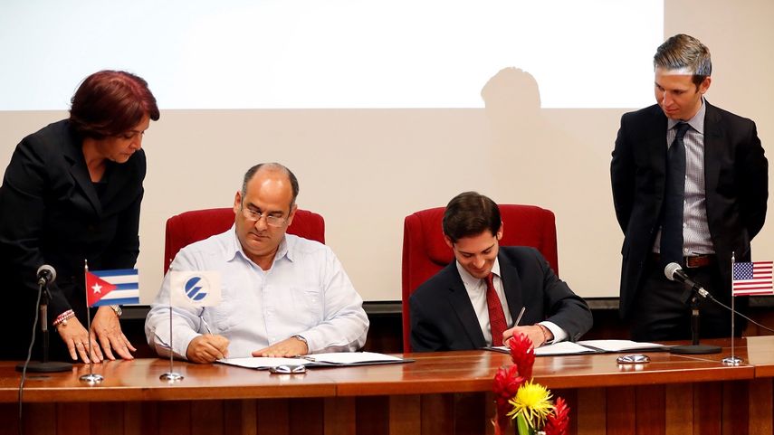 Luis Adolfo Iglesias Reyes (2-izq.), vicepresidente de Inversiones de ETECSA, y el jefe de Google en Cuba, Brett Perlmutter (2-der.) firman un memorando de entendimiento en La Habana.