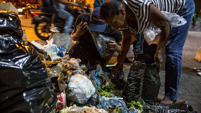 La profunda crisis que aqueja a Venezuela ha traído como consecuencia escasez y hambre, y ha llevado a familias enteras a buscar restos de alimentos en los basureros de Caracas.
