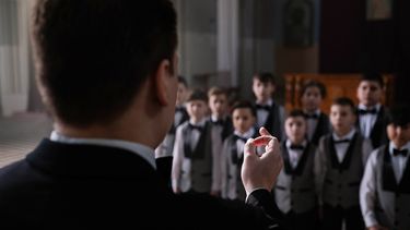 Un coro de niño ameniza la festividad.