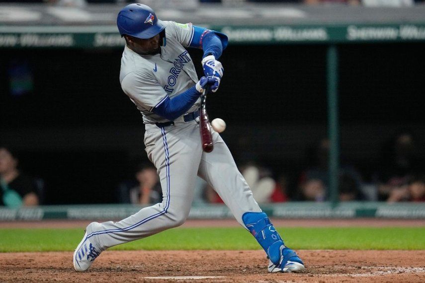 El infielder de los Azulejos de Toronto, el dominicano Orelvis Martínez, batea en la octava entrada ante los Guardianes de Cleveland, el viernes 21 de junio del 2024.&nbsp;