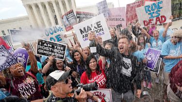 Manifestantes provida celebran frente a la Corte Suprema de Estados Unidos, el viernes 24 de junio de 2022, en Washington.