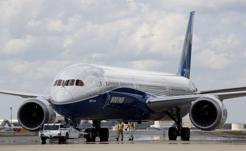 Empleados de Boeing conducen el nuevo Boeing 787-10 Dreamliner después de realizar su primer vuelo de prueba en el Aeropuerto Internacional de Charleston, Carolina del Sur