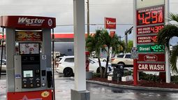 Una gasolinera en Miami anuncia precio a pagar por gasolina. Una gasolinera en Miami anuncia precio a pagar por gasolina.