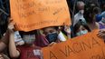 Niños sostienen letreros con el mensaje en portugués: “¡La vacuna es un derecho! ¡La vacuna es segura! ¡Sí a la vacuna!”, durante una manifestación a favor de la vacuna contra el COVID-19 en Río de Janeiro, el miércoles 5 de enero de 2022. (AP Foto/Bruna Prado)
