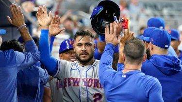 El venezolano Omar Narvéz, de los Mets de Nueva York, festeja en el dugout luego de anotar en un doble de Brandon Nimmo ante los Marlins de Miami, el jueves 30 de marzo de 2023&nbsp;