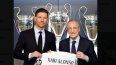 Xabi Alonso es presentado por el Real Madrid como nuevo entrenador del conjunto y posa con el presidente del club, Florentino Pérez 