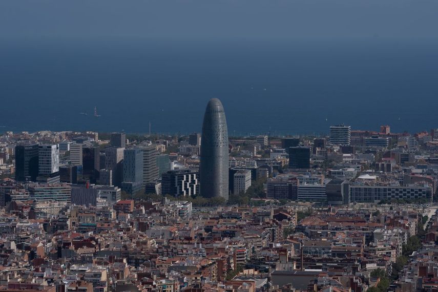 Vista panorámica de Barcelona, con la Torre Glòries al fondo, a 5 de agosto de 2024, en Barcelona, Catalunya (España). &nbsp; &nbsp; &nbsp;