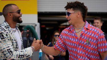 El mariscal de campo de los Dallas Cowboys, Dak Prescott, a la izquierda, y el mariscal de campo de los Kansas City Chiefs, Patrick Mahomes, se saludan en el garaje de Red Bull antes de la carrera de autos del Gran Premio de Fórmula Uno de Miami en el Autódromo Internacional de Miami, el domingo 7 de mayo de 2023, en Miami Gardens, Florida. Mahomes irá con su equipo campeón a un duelo en Alemania para la gira de NFL en el que enfrentarán a los Dolphins de Miami.