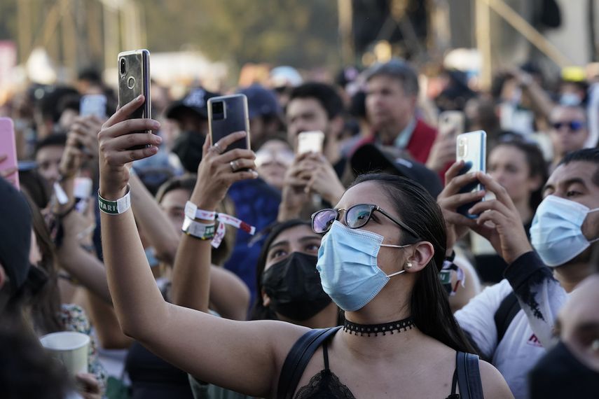 El publico durante el concierto de Elliot Moss en el festival Corona Capital en la Ciudad de Mexico el sábado 20 de noviembre de 2021.