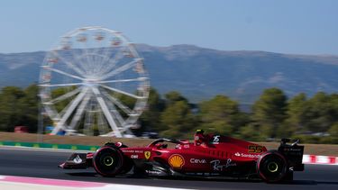 El español Carlos Sainz conduce su Ferrari durante la segunda práctica para el Gran Premio de Francia de la F1 en la pista Paul Ricard en Le Castellet, 22 de julio de 2022. Sainz partirá en el último puesto en la carrera del domingo debido a una sanción por su motor.&nbsp;