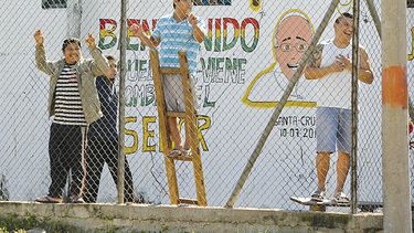 Reclusos de la prisión de Palmasola en Santa Cruz, Bolivia, despiden al Papa.  (EFE)