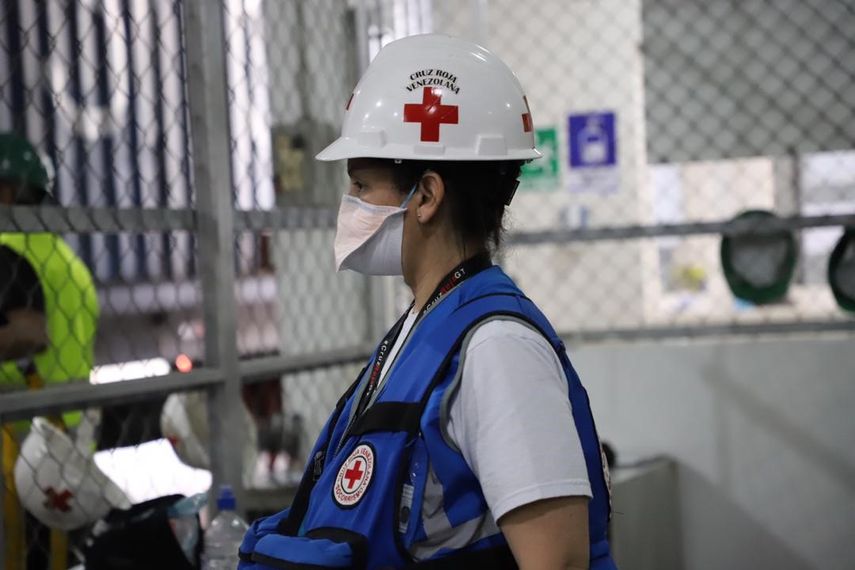 Una trabajadora de la Cruz Roja revisa la ayuda humanitaria.&nbsp;
