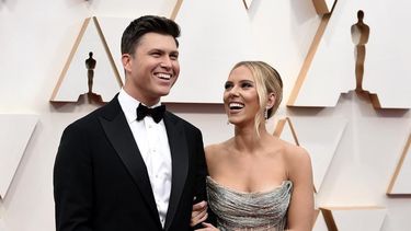 Colin Jost y Scarlett Johansson llegan a la ceremonia de los premios Oscar el 9 de febrero de 2020 en Los Ángeles. La pareja, que una vez hizo parodias de comedia en “Saturday Night Live”, se reúne en la pantalla para un comercial de Alexa para el Super Bowl.&nbsp;