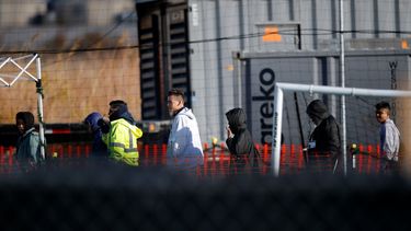 En esta fotografía del jueves 13 de diciembre de 2018 se muestran unos jóvenes migrantes dentro de un campamento de detención en Tornillo, Texas.