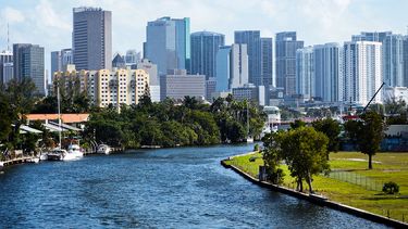 Vista parcial del centro de Miami y el río de la ciudad.