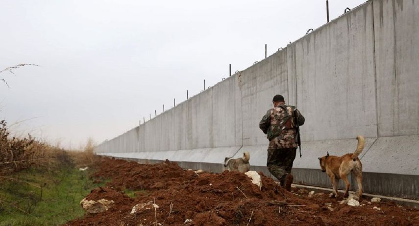 El muro mide unos 556 kilómetros.