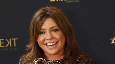 Rachael Ray posa con su Emmy al mejor programa informativo.