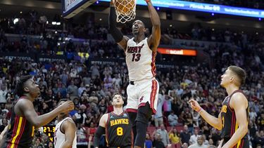 Bam Adebayo, del Heat de Miami, realiza una clavada frente a Danilo Gallinari y Bogdan Bogdanovic, de los Hawks de Atlanta, el viernes 8 de abril de 2022&nbsp;
