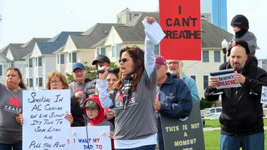 Empleados de casinos realizan una protesta para que se prohíba fumar en las salas de apuestas de Atlantic City, en Nueva Jersey, el 12 de abril del 2022.&nbsp;