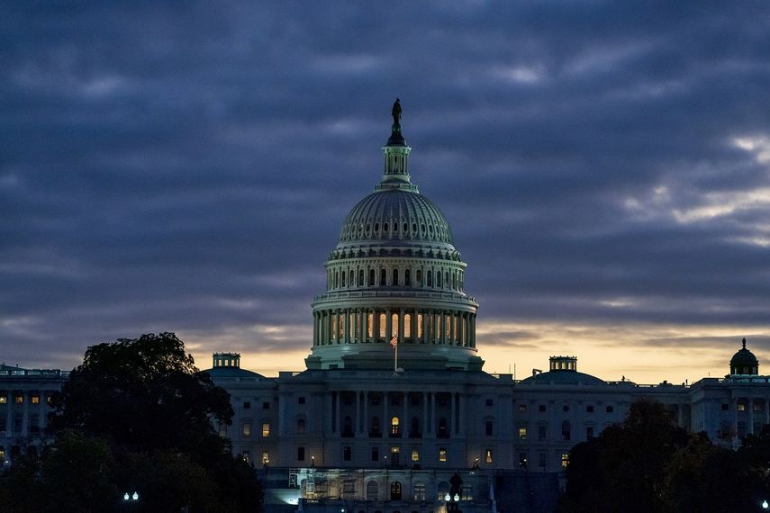 El Capitolio al amanecer despu&eacute;s de que la presidenta de la C&aacute;mara de Representantes Nancy Pelosi anuciara que dicha c&aacute;mara votar&aacute; una resoluci&oacute;n para afirmar la investigaci&oacute;n de juicio pol&iacute;tico contra el presidente Donald Trump, el martes 29 de octubre de 2019, en Washington.&nbsp;