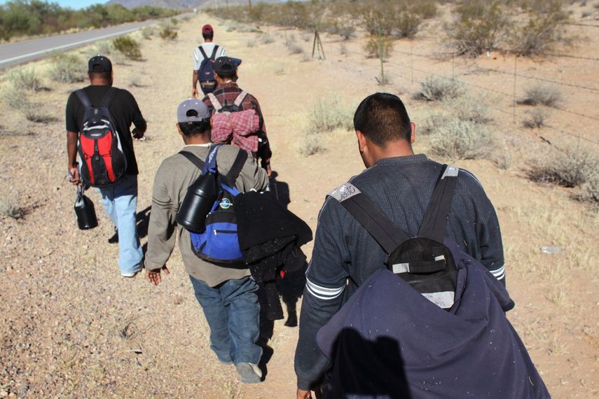 Largas caminatas por el desierto de Arizona enfrentan los migrantes que intentan llegar desde Centroamérica a EEUU.