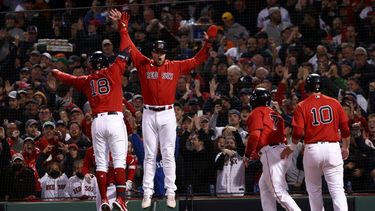 Kyle Schwarber de los Medias Rojas de Boston celebra un grand slam durante la segunda entrada del tercer juego de la Serie de Campeonato de la Liga Americana contra los Astros de Houston