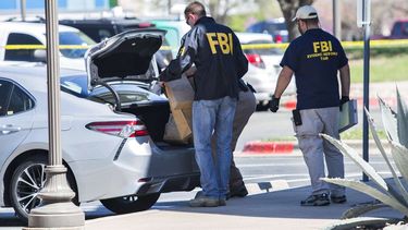 Agentes del FBI trabajan en una escena relacionada con una amenaza de bomba en Texas, el 20 de marzo de 2018.&nbsp;