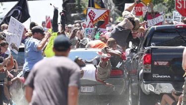 Momento en el que un auto se lanzó contra una manifestación en Charlottesville, Virginia, dejando una persona fallecida y al menos 19 heridos.