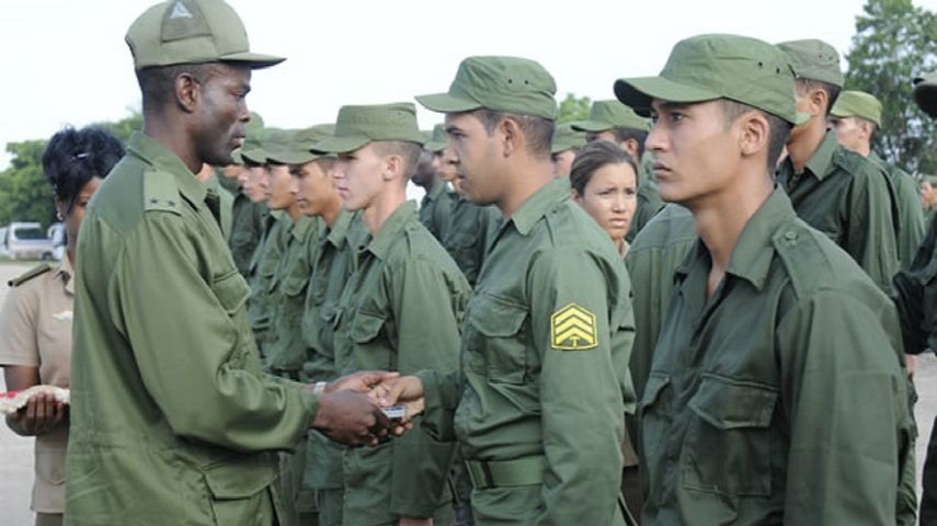 J&oacute;venes en el Servicio Militar en Cuba.