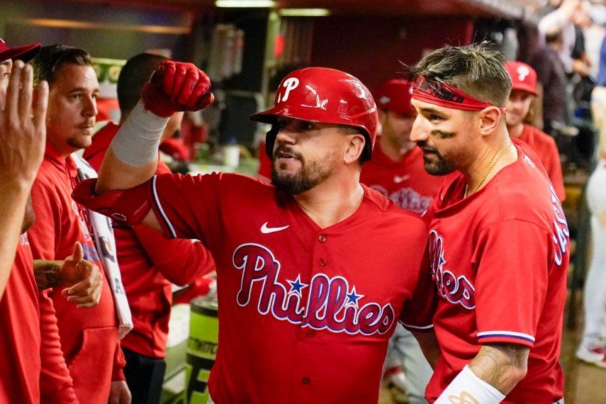 Kyle Schwarber, de los Filis de Filadelfia, festeja tras conectar un jonrón en el quinto juego de la Serie de Campeonato de la Liga Nacional ante los Cascabeles de Arizona, el sábado 21 de octubre de 2023&nbsp;