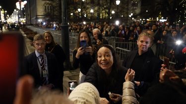 La premio Nobel de la Paz, María Corina Machado (en el centro), saluda a sus seguidores reunidos frente al Grand Hotel en Oslo, Noruega, en la madrugada del 11 de diciembre de 2025.