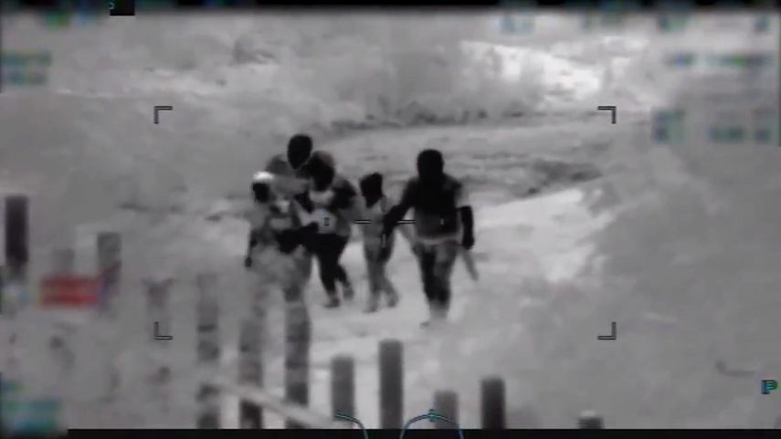 Imagen tomada del video publicado este 23 de abril de 2019 por la Patrulla Fronteriza de EEUU donde se ve a hombres con armas largas en una operación de tráfico humano del lado mexicano de la frontera.