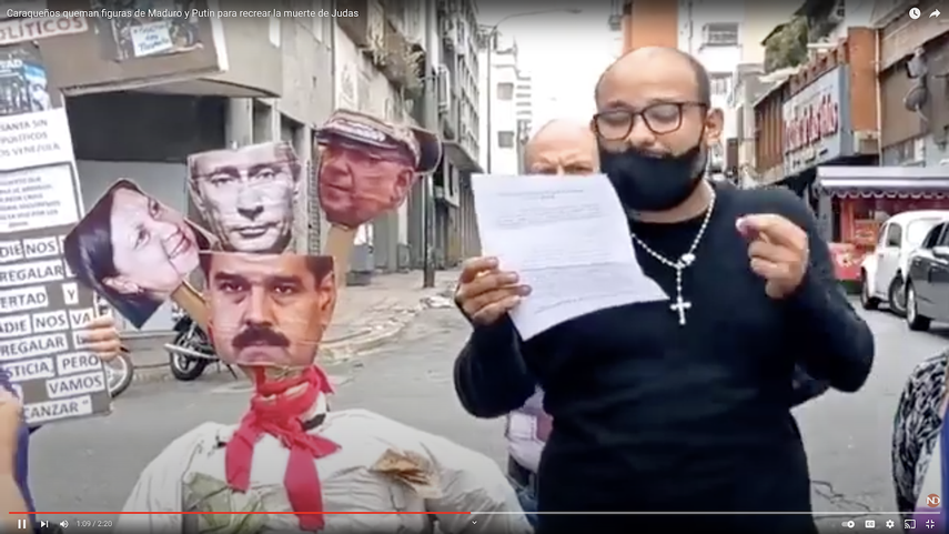 Captura de pantalla en YouTube donde se aprecia la figura que encarna a Maduro, junto a una imagen de Putin.