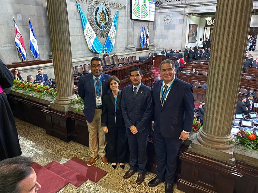Los diputados venezolanos&nbsp; Luis Florido, Winston Flores y Jes&uacute;s Yanez, junto a la embajadora de Juan Guaid&oacute; ante el gobierno de Guatemala, Mar&iacute;a Teresa Romero desde el Congreso de Guatemala minutos antes de la investidura del presidente&nbsp;Alejandro Giammattei.&nbsp; &nbsp; &nbsp;