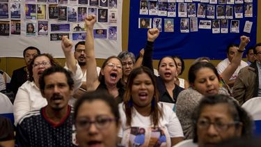 Familiares de presos políticos y de personas asesinadas en las pasadas protestas gritan Justicia durante una conferencia de prensa en Managua, Nicaragua, durante el Día Internacional de los Derechos Humanos.