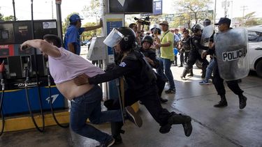 Miembros de la Policía Nacional intentan detener al reportero gráfico Luis Sequeira, de la agencia AFP, durante una manifestación contra el régimen de Daniel Ortega este 16 de marzo de 2019, en Managua, Nicaragua.