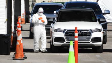 An&aacute;lisis de coronavirus en el parqueo de Hard Rock Stadium, Florida.