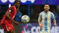 El delantero argentino Lionel Messi (derecha) y el zaguero canadiense Moïse Bombito observan el balón durante el partido del Grupo A de la Copa América, el jueves 20 de junio de 2024, en Atlanta.&nbsp;