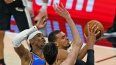 Victor Wembanyama # 1 de los San Antonio Spurs supera a Shai Gilgeous-Alexander # 2 del Oklahoma City Thunder en la primera mitad del tercer partido de los playoffs de la NBA de las Finales de la Conferencia Oeste en el Frost Bank Center el 22 de mayo de 2026 en San Antonio, Texas.