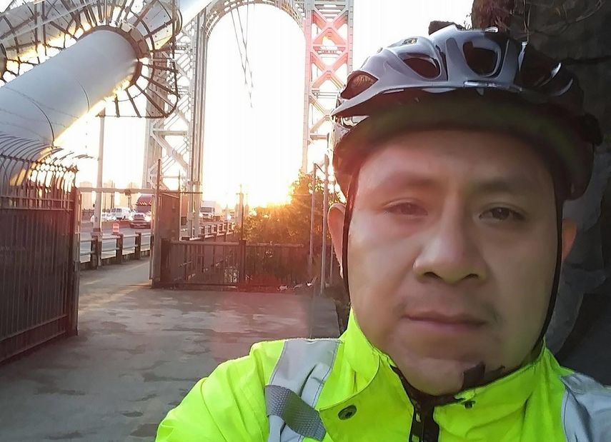 Selfie sin fecha que muestra al mexicano Mart&iacute;n Morales en el Puente George Washington de Nueva York. Morales falleci&oacute; por el coronavirus el 7 de abril del 2020.