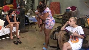 Madres que ocuparon con sus hijos un local estatal vacío en La Habana. 