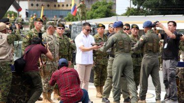 El presidente de Ecuador, Daniel Noboa (C), participa en una ceremonia de entrega oficial de helicópteros H225 al Ejército ecuatoriano en el Fuerte Militar Huancavilca en Guayaquil, Ecuador, el 2 de junio de 2025.
