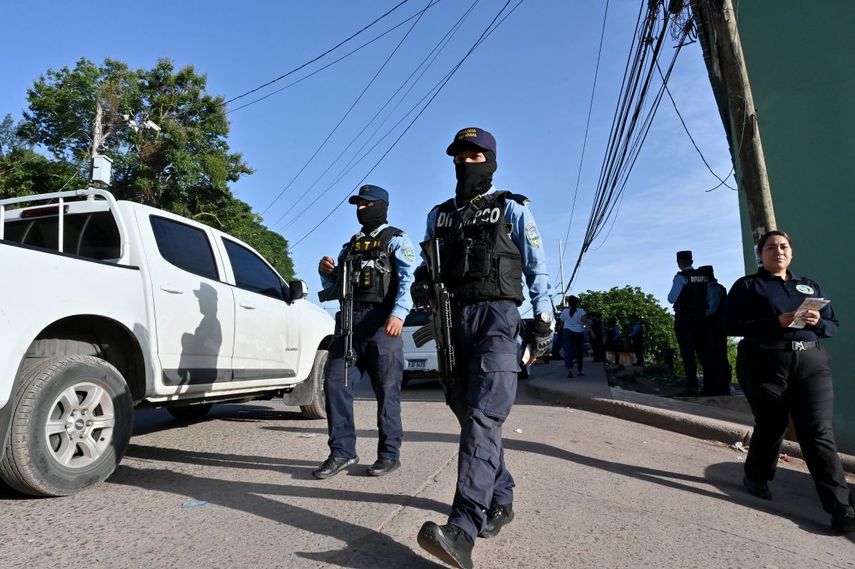 Agentes de la Policía Nacional patrullan en Tegucigalpa el 14 de agosto de 2025 como parte del estado de excepción. El estado de excepción, vigente en Honduras desde diciembre de 2022 para combatir la delincuencia, ha provocado casos de tortura y abuso de poder, según denunció el jueves una ONG de derechos humanos.&nbsp;