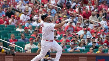 Albert Pujols, de los Cardenales de San Luis, pega jonrón ante los Cerveceros de Milwaukee, el domingo 14 de agosto de 2022.&nbsp;