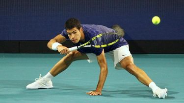 Enorme elasticidad muestra en sus acciones en español Carlos Alcaraz