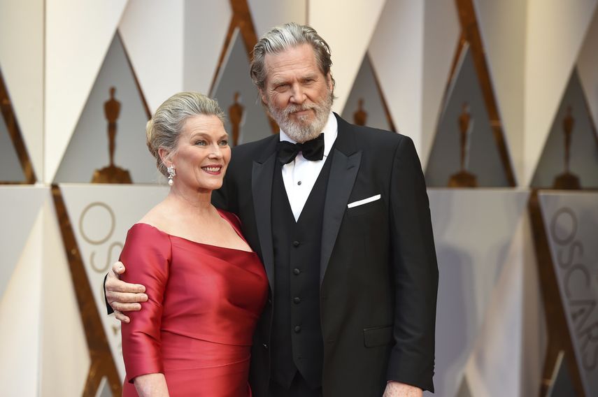 Susan Geston y Jeff Bridges llegan a la ceremonia de los premios Oscar el 26 de febrero de 2017 en el Teatro Dolby en Los Ángeles.