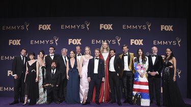 El elenco de Game of Thrones, ganador del premio a Mejor serie de drama, posa en la sala de prensa de la 71 entrega de los premios Emmy el domingo 22 de septiembre de 2019 en el Microsoft Theater, en Los Angeles. HBO prepara una secuela de la producción.