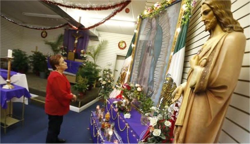 Una indocumentada mexicana en trámites de deportación y sus dos hijos, ciudadanos estadounidenses, recibieron santuario en la Misión Nuestra Señora de Guadalupe de Chicago. (Foto: Archivo EFE)
