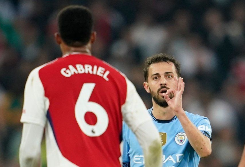 Bernardo Silva, del Manchester City, gesticula ante Gabriel, del Arsenal, en un partido de la Liga Premier, el domingo 22 de septiembre de 2024.