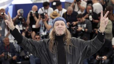 El actor Leon Vitali posa para los fotógrafos en una sesión por la película El resplandor, el 16 de mayo de 2019, en el 72do festival internacional de cine de Cannes, en el sur de Francia.&nbsp;